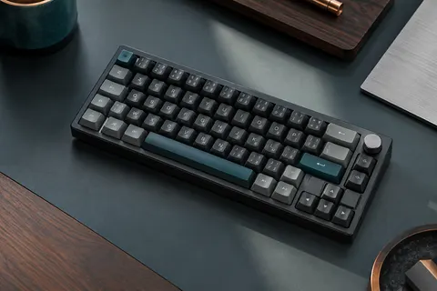 Clavier mécanique compact noir et gris au format 75 %, avec touches AZERTY, rétroéclairage et molette