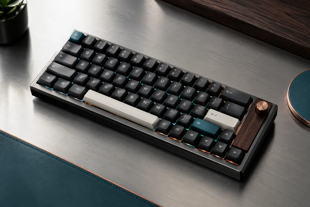 Clavier mécanique compact noir de 68 touches avec rétroéclairage RGB sur un bureau sobre