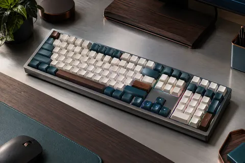 Clavier mécanique Keychron K4 HE blanc au format 96 %, avec pavé numérique intégré et accents en bois.