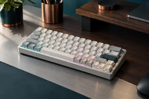 Clavier compact blanc 65 % à touches PBT et rétroéclairage RVB sur un bureau sobre