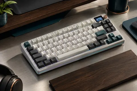 Clavier mécanique TKL blanc avec touches PBT, écran intégré et éclairage RVB sur un bureau sobre