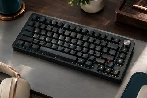 Clavier mécanique Royal Kludge R75 noir au format 75 %, avec molette en aluminium et rétroéclairage RVB.