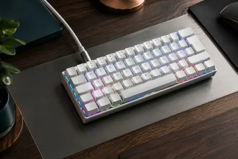 Clavier mécanique TECURS blanc 60 % AZERTY à 61 touches avec rétroéclairage RVB sur un bureau sobre.