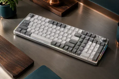 Clavier mécanique compact blanc et gris avec pavé numérique, touches RGB et molette multifonction