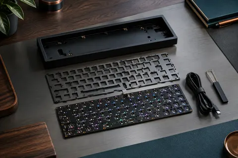 Kit barebone noir GK64x avec PCB RVB, plaque, câble et outil, sans switches ni capuchons.