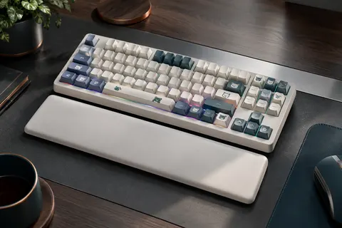 Clavier mécanique TKL blanc à touches MOA, éclairage RGB et repose-poignets sur un bureau sobre.