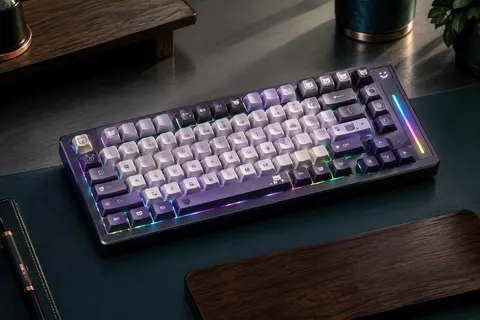 Clavier mécanique compact violet YUNZII C75 avec touches MOA, éclairage RGB et barre lumineuse latérale