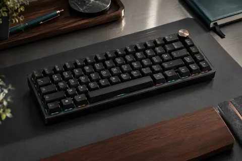 Clavier compact noir AZERTY Tryhard avec molette en aluminium et rétroéclairage ARGB sur un bureau sobre